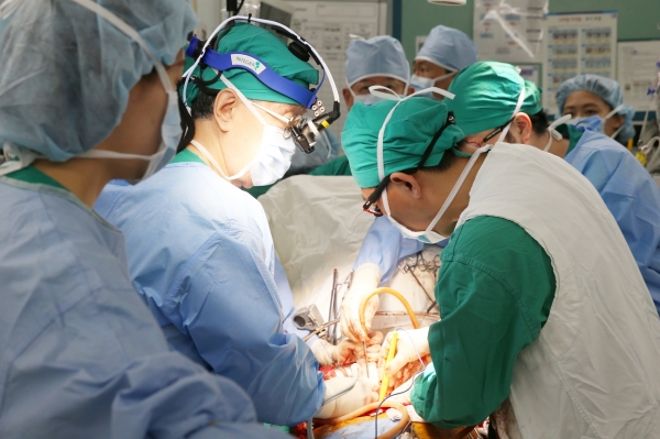 이승규 교수가 연간 500번째 간이식 수술을 집도하고 있다.사진출처: 서울아산병원