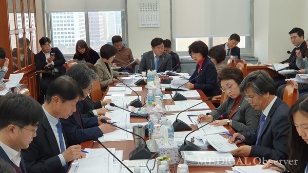 국회 보건복지위원회가 19일 법안심사소위원회를 열고 상정된 안건들을 논의했다.