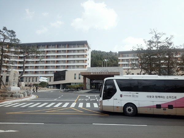 경북대구2 생활치료센터 전경. 앞에는 고려대의료원 꿈씨버스(순회진료버스)가 서있다.