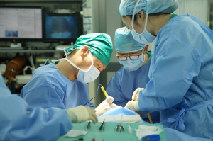 서울아산병원 안과 사호석 교수(왼쪽 첫 번째)가 안와육종 환자의 수술을 집도하고 있다.