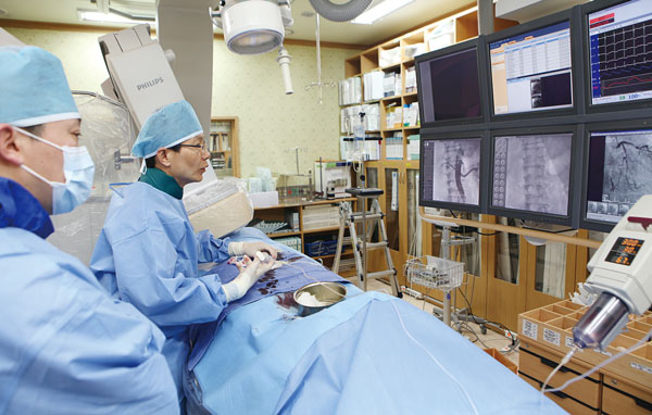 고대 구로병원 박창규 교수가 신장신경차단술을 시행하고 있다. 사진제공: 고대 구로병원
