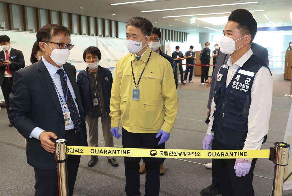 박능후 장관이 인천공항검역소를 점검하고 있는 모습