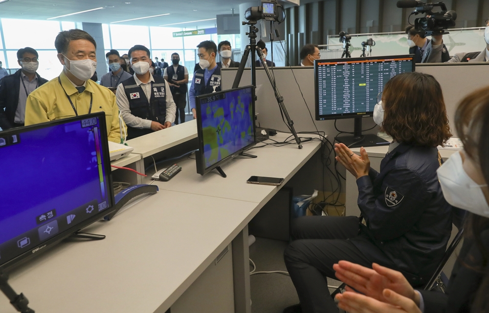 박능후 장관이 인천공항검역소를 방문해 지원인력들의 노고를 격려했다.