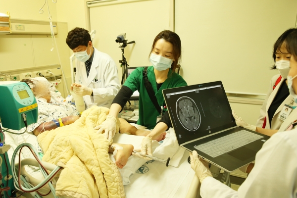서울아산병원 신경비상팀이 급성신경계 증상이 발생한 입원환자를 진찰하는 모습