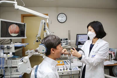 중앙대병원 이비인후과 민현진 교수가 인후두내시경검사를 시행하고 있는 모습.