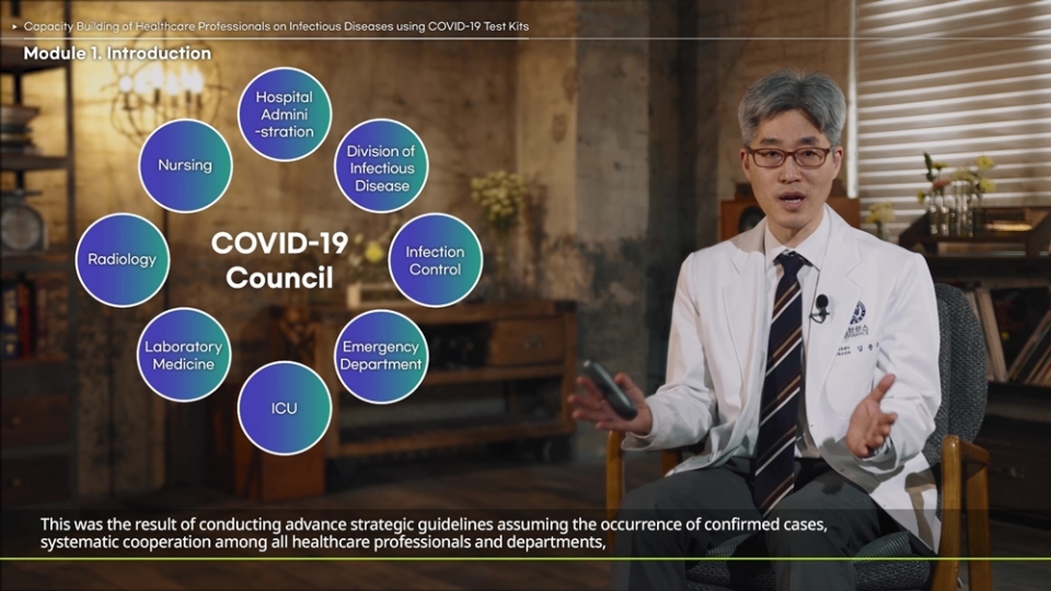 연세의료원 국제개발센터 김문규 소장이 코로나19 동영상 교육의 목적과 프로그램 구성 등을 설명하고 있다.