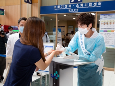 배우 정경호(오른쪽)가 중앙대병원에서 코로나19 극복 캠페인을 전개하고 있다.