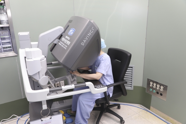 가톨릭대 의정부성모병원 이재임·박윤영 교수(대장항문외과) 수술팀이 로봇수술을 이용한 '직장탈출증 천골고정술'에 성공했다.
