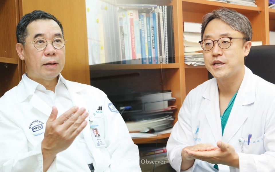 (왼쪽부터) 서울성모병원 송현 교수(흉부외과), 서울아산병원 박덕우 교수(심장내과)