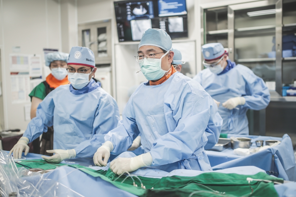 LAAO 시술을 하고 있는 세브란스병원 김중선 교수. 사진 제공: 세브란스병원.