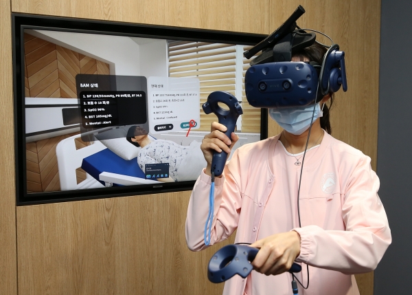 서울아산병원에 구축된 VR 전용 교육장에서 간호사가 응급환자 조기 대응에 관한 VR 교육을 체험하고 있다. 사진 제공: 서울아산병원.