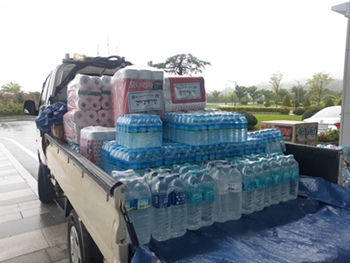 국민건강보험공단 인재개발원이 최근 산사태 및 단수 피해 어려움에 처한 제천시 지역주민에게 생필품을 전달했다.