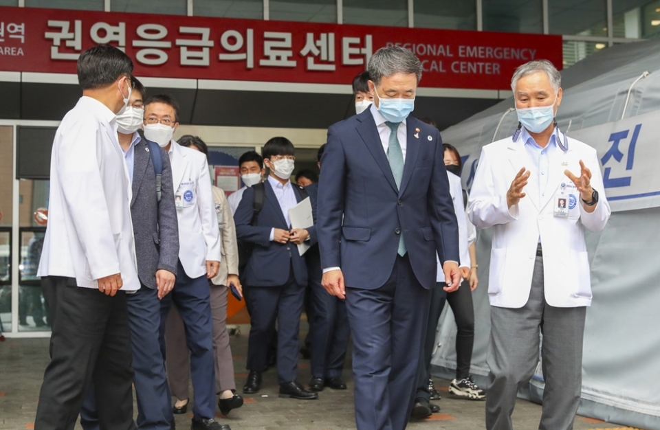 보건복지부 박능후 장관은 전국의사 총파업이 열린 14일 한양대병원을 방문해 서울동남 권역응급의료센터 운영상황을 점검했다.