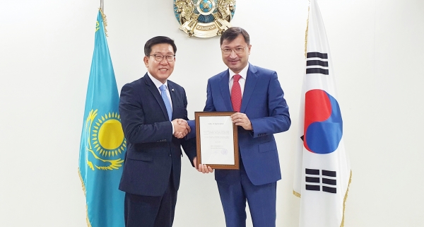 코오롱제약은 카자흐스탄 대사관에 독감 치료제를 기부했다고 18일 밝혔다. (사진제공 : 코오롱제약)