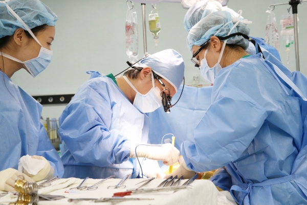 서울아산병원 신·췌장이식외과 신성 교수팀이 6,000번째 환자에게 신장이식 수술을 하는 모습. 사진 제공: 서울아산병원.