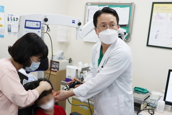 서울아산병원 박홍주 교수(이비인후과)가 소아환자를 진료하고있다. 사진 제공: 서울아산병원.