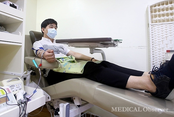 24일 서울대병원 전임의들이 코로나 사태에 부족할 수 있는 혈액 공급을 위해 헌혈 릴레이 캠페인을 진행하고 있다.