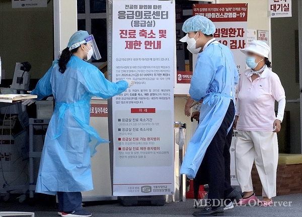전국의사 2차 총파업에 돌입한 26일 인천성모병원 응급센터 앞에 전공의 파업에 따른 진료 축소 및 제한 안내문이 설치돼 있다.