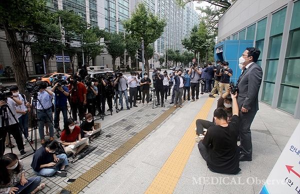 최대집 대한의사협회 회장이 28일 서울지방경찰청 앞에서 보건복지부의 업무개시명령 위반 전공의에 대한 고발과 관련해 긴급 기자회견을 하고 있다.
