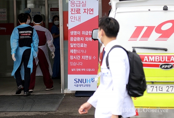 정부의 의료정책에 반대로 시작된 제2차 전국의사 총파업 셋째날인 28일 서울의 한 대학병원 응급의료센터 앞에 응급실 진료지연 안내문이 설치돼 있다.