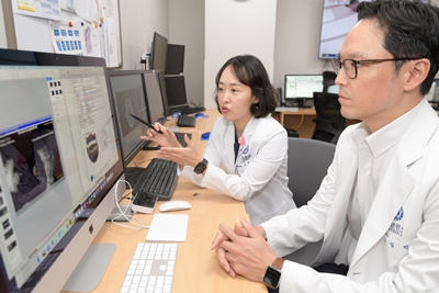 방사선종양학과 조연아 교수(왼쪽)와 안과 김민 교수가 근접방사선치료 계획을 논의하고 있다.