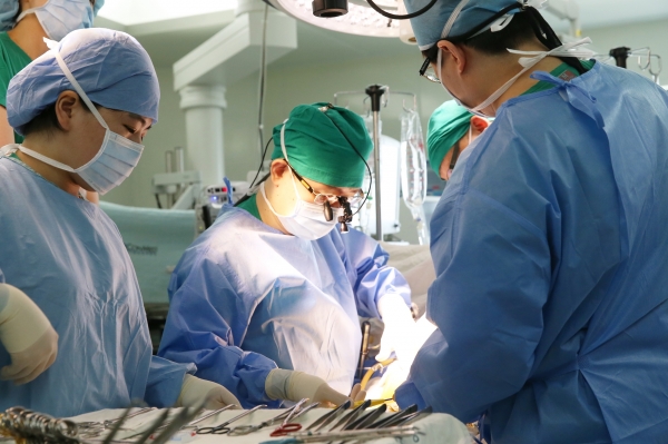 정동환 교수가 최소 절개술을 이용해 기증자 간 절제수술을 집도하고 있다. 사진 제공: 서울아산병원.