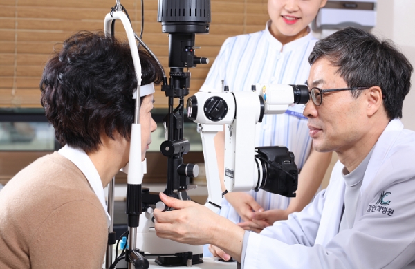 장재우 원장이 세극등현미경을 이용하여 환자의 눈 상태를 살펴보고 있다