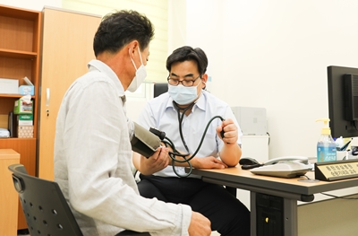 한림대동탄성심병원 진료부원장 한성우 교수(순환기내과)가 서산의료원에서 환자의 혈압을 측정하고 있다.