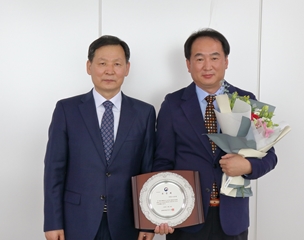 의료안전예방국 양동교 국장(왼쪽)과 휴온스글로벌 바이오본부장 김영목 상무