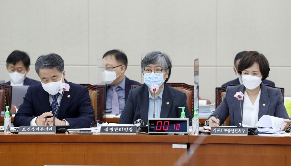 정은경 질병관리청장(가운데)가 22일 국회 복지위 국정감사에서 발언하고 있다 (출처 사진공동취재단)