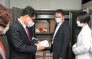 식약처 양진영 차장이 23일 한국희귀필수의약품센터를 방문했다.