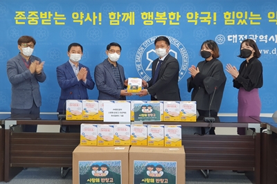 JW중외제약이 최근 학대 피해 아동을 돕기 위해 대전시약사회에 '하이맘밴드' 1200개를 기부했다.