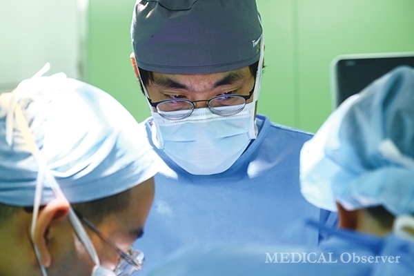 A trauma center physician gets ready to operate on a patient.