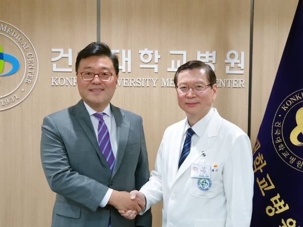 서울시병원회 고도일 회장은 9일 건국대병원 이홍기 의료원장을 예방하고, 상급종합병원과 중소병원 간 상생을 위한 방안을 논의했다.