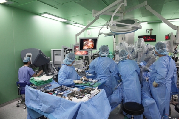 인천성모병원에서 로봇수술을 하고 있는 모습
