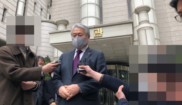 20일 1심판결 선고 후 기자들과 인터뷰하는 김용익 건보공단 이사장