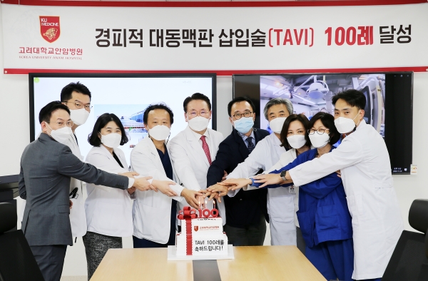 고려대학교 안암병원 심혈관센터는 최근 TAVI 100례 달성 기념식을 가졌다.