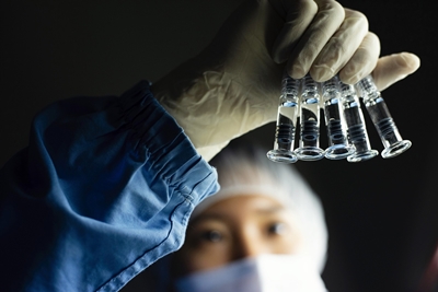 SK바이오사이언스 연구원이 백신 개발을 위한 R&D를 진행하고 있는 모습(제공: SK바이오사이언스).