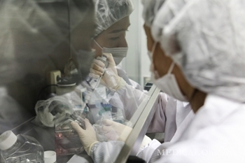 젠큐릭스 생산팀 직원들이 GMP인증 생산공장에서 코로나19 진단키트 진단시약을 제조하고 있다. ⓒ메디칼업저버 DB