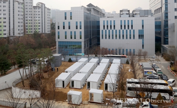 11일 코로나19 확진자 수가 689명으로 늘어난 가운데 서울시 중랑구 서울의료원에 컨테이너형 이동병상 설치 작업이 진행되고 있다.