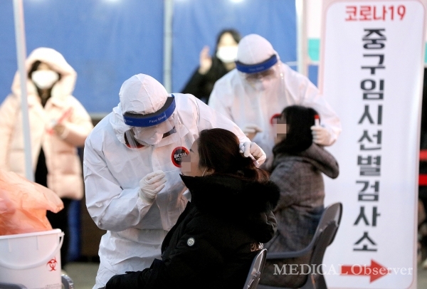 14일 서울역 광장에 설치된 임시선별진료소 찾은 시민이 코로나19 검사를 받고 있다.