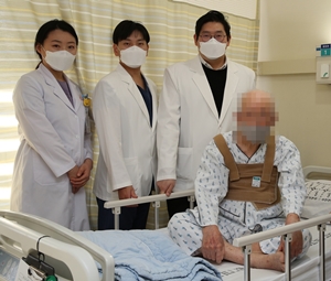 100세 폐암 환자를의 폐절제술 집도에 성공한 중앙대병원 흉부외과 의료진과 환자 A씨.
