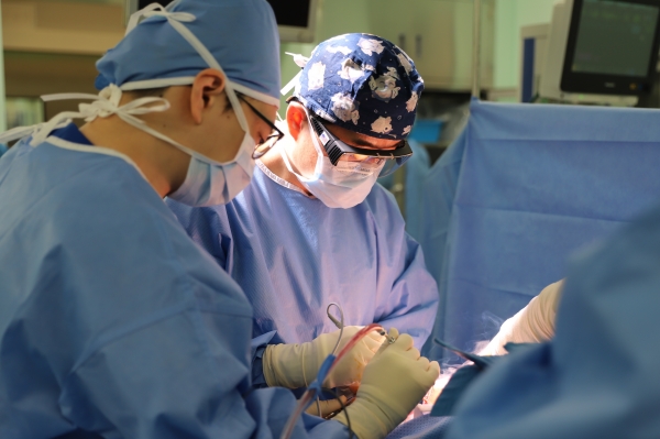 은평성모병원 송현석 교수가 개원 후 첫 정형외과 수술로 어깨 힘줄파열 건이전술을 시행하고 있다.