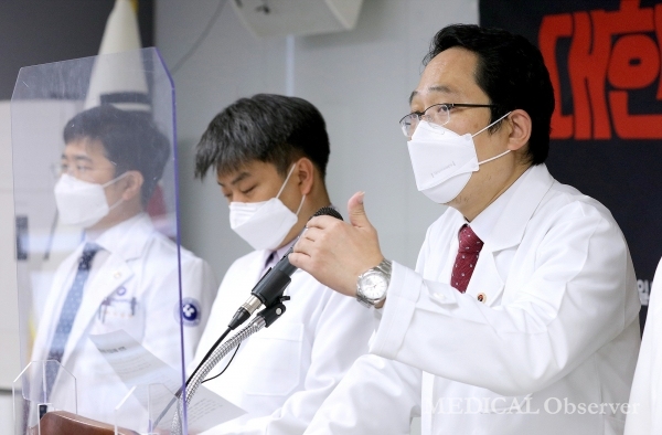 대한의사협회 최대집 회장이 23일  대한의사협회 용산임시회관에서 열린 '대한민국 의료 위기 선언' 기자회견에 발언하고 있다.