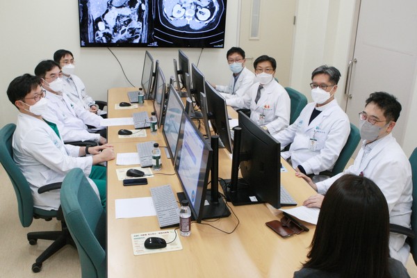 서울아산병원 암병원 담도 및 췌장암센터 의료진이 췌장암 환자를 통합 진료하고 있다. 사진 제공: 서울아산병원.