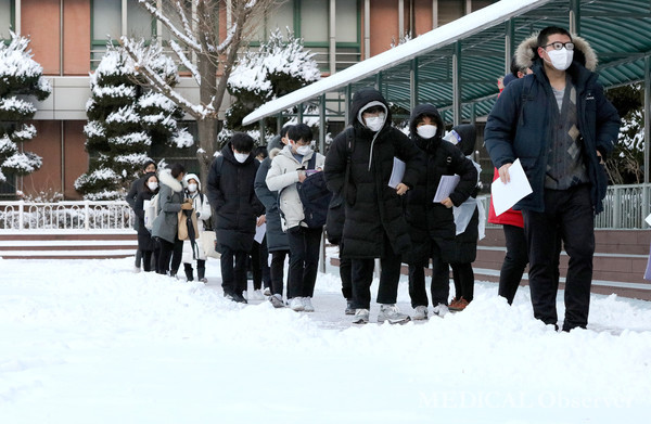 제85회 의사 국가시험 필기시험이 치러진 서울 신천중학교 시험장에 수험생들이 들어서고 있다.