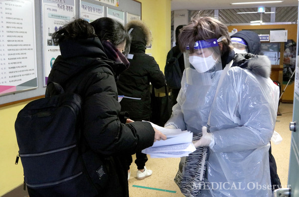 제85회 의사 국가시험 필기시험이 치러진 서울 신천중학교 시험장에 수험생들이 입실전 손소독과 발열체크를 하고 있다.