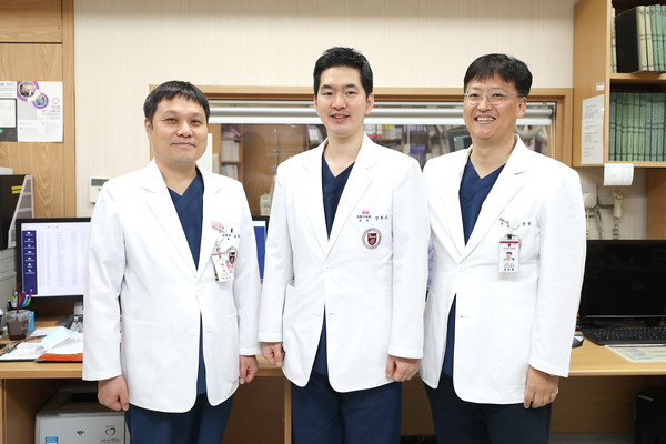 (우측부터) 심혈관센터 김진원, 강동오 교수, 핵의학과 어재선 교수.