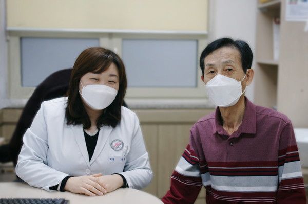 집도의 서정은 교수(외과)와 수술 후 회복한 모습의 위암 로봇수술 환자 (한림대성심병원 제공)