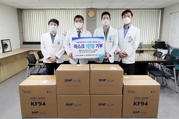 (왼쪽부터) 윤희혁 전공의, 오상훈 원장, 유중호 전공의, 김성근 전공의.